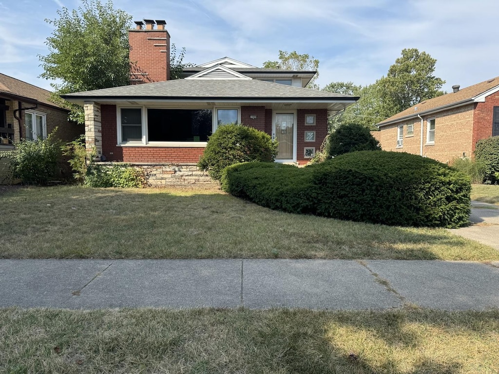 view of front of property with a front yard