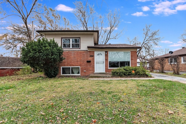 tri-level home featuring a front yard