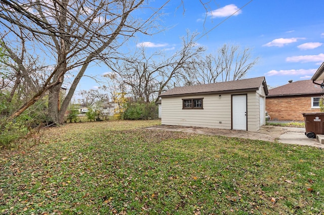 view of yard with an outbuilding