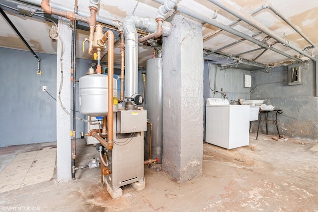 basement with gas water heater and washer / dryer