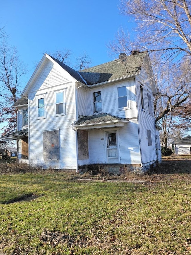 view of front facade with a front yard