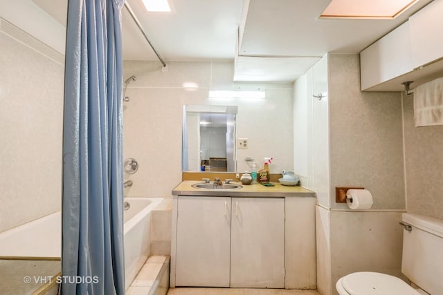 full bathroom featuring vanity, shower / bathtub combination with curtain, and toilet