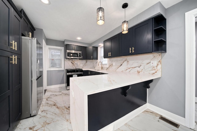 kitchen with hanging light fixtures, stainless steel appliances, a kitchen breakfast bar, kitchen peninsula, and decorative backsplash