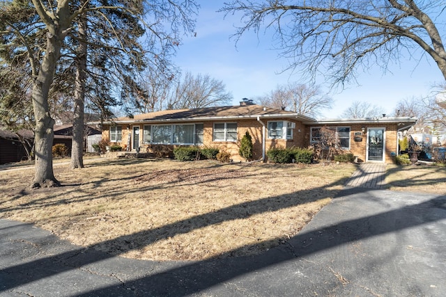 single story home with a front yard