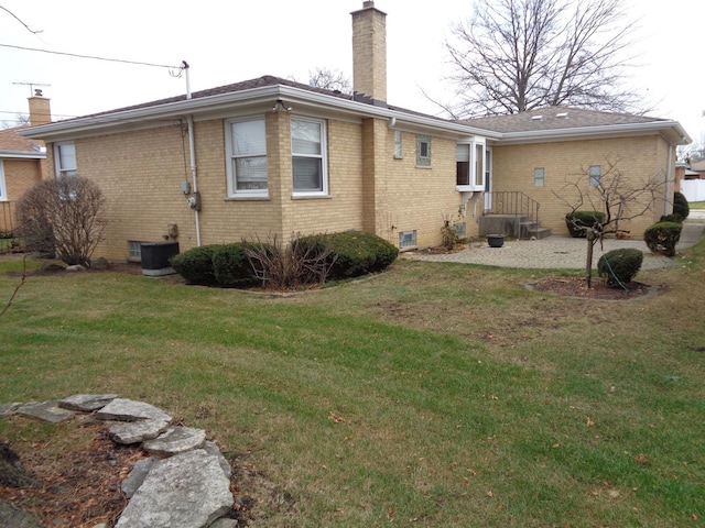 back of house featuring a lawn