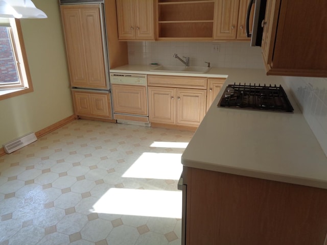 kitchen featuring tasteful backsplash, black gas stovetop, dishwasher, and sink