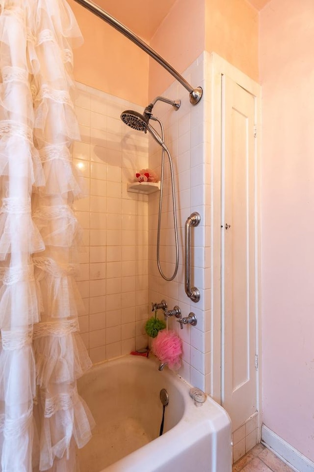 bathroom featuring shower / tub combo with curtain