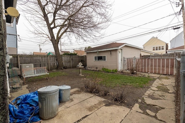 view of yard featuring a storage shed