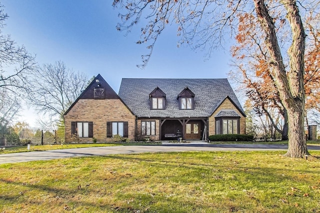 view of front of property with a front yard