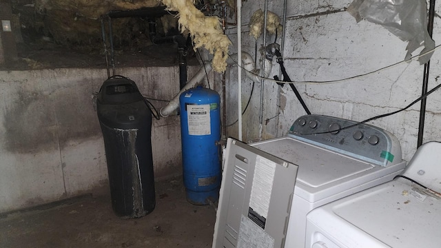 utility room with washer and clothes dryer