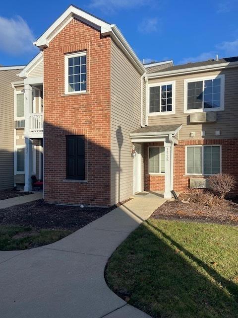 view of front of house featuring a front lawn