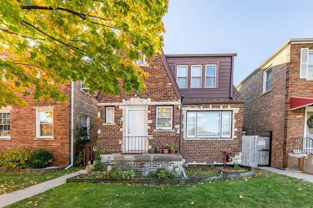 view of front of house with a front lawn