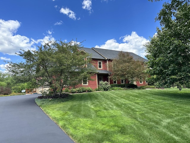 view of front of property featuring a front yard