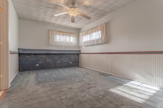 carpeted empty room featuring ceiling fan