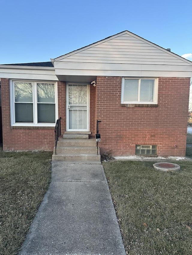 view of front facade with a front yard