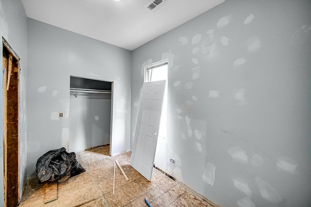 unfurnished bedroom featuring a closet