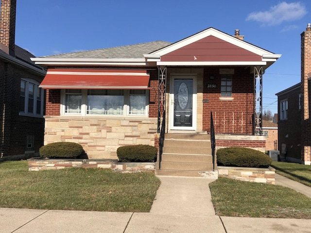 view of front of property featuring a front lawn