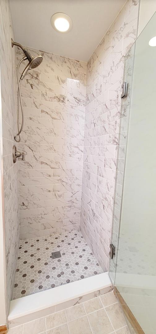 bathroom featuring a tile shower