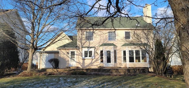 view of front of property featuring a front lawn