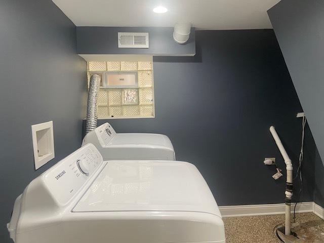 laundry room with carpet flooring and independent washer and dryer