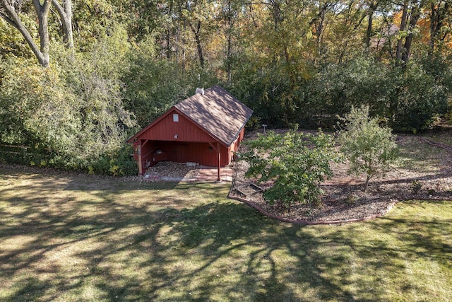 view of outdoor structure featuring a yard