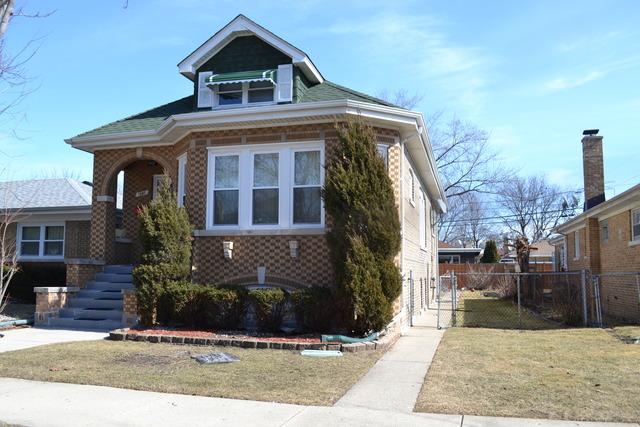 view of front of house with a front yard