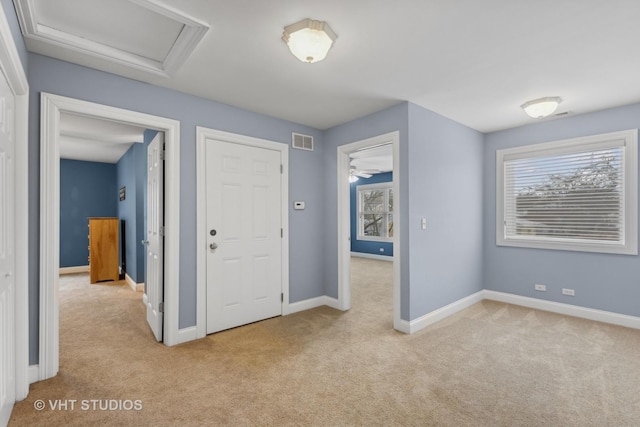 carpeted foyer with ceiling fan