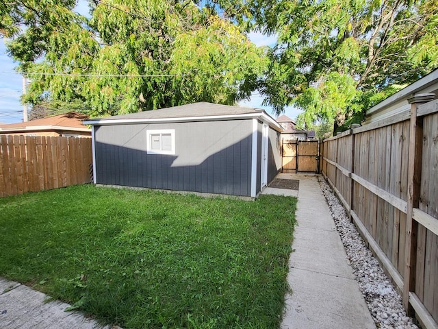 view of yard featuring a shed