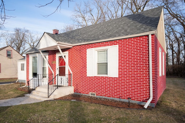 view of front of property with a front lawn