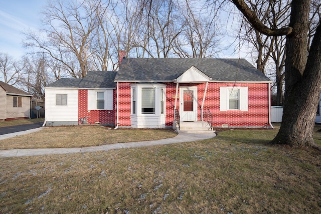 view of front facade featuring a front lawn