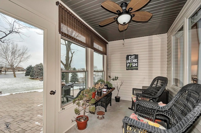 sunroom with ceiling fan