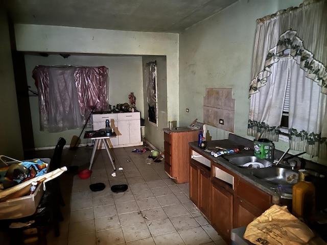 misc room featuring sink and light tile patterned floors