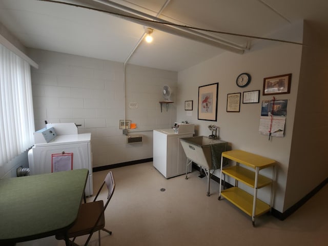 washroom featuring sink, plenty of natural light, and independent washer and dryer