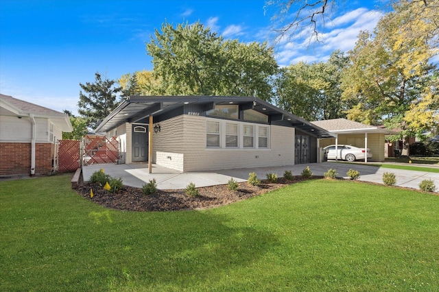 view of front facade featuring a front lawn and a carport