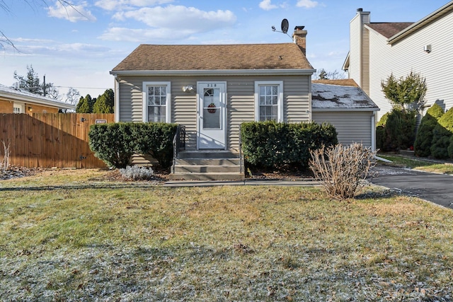 view of front facade featuring a front lawn