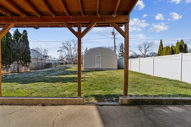 view of yard with a storage unit