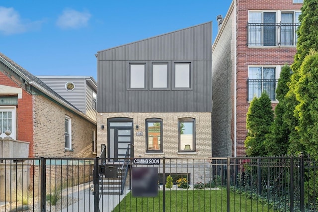 view of front of home featuring a front yard