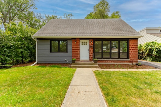 view of front of property featuring a front yard