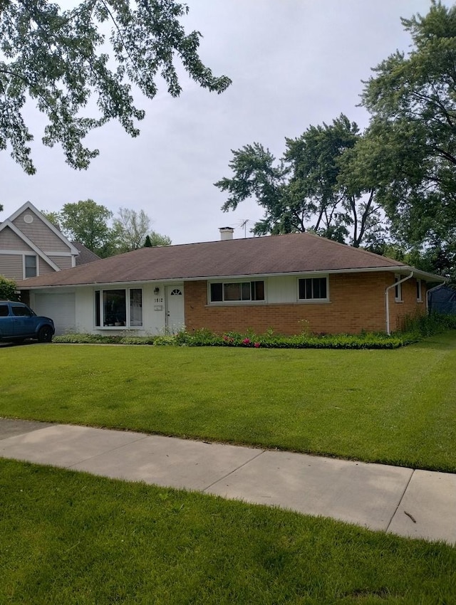 single story home with a front lawn