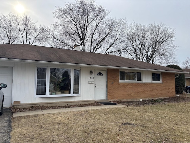 ranch-style house featuring a front lawn