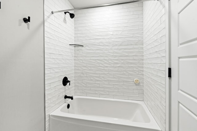 bathroom with tiled shower / bath combo