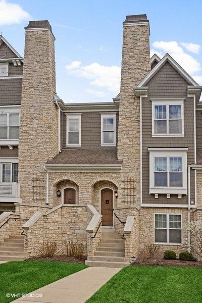 view of front of property featuring a front lawn