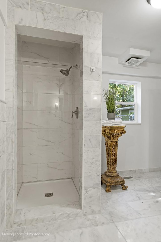 bathroom featuring a tile shower