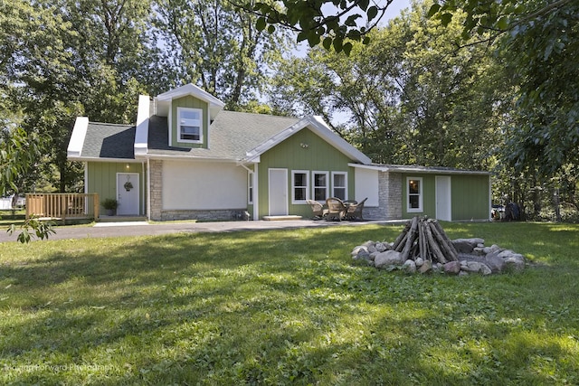 view of front of home featuring a front yard