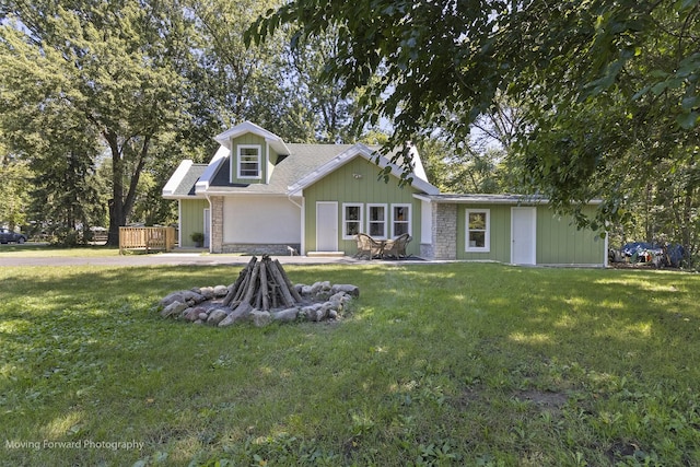 view of front of home featuring a front lawn