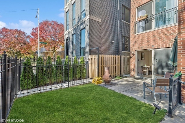 view of yard with a patio area