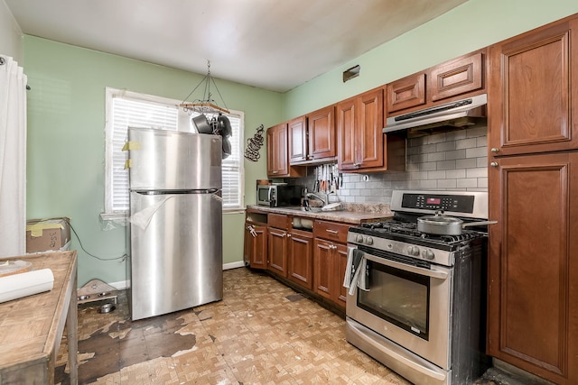 kitchen with decorative light fixtures, stainless steel appliances, tasteful backsplash, and range hood