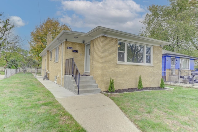 view of front of house featuring a front lawn