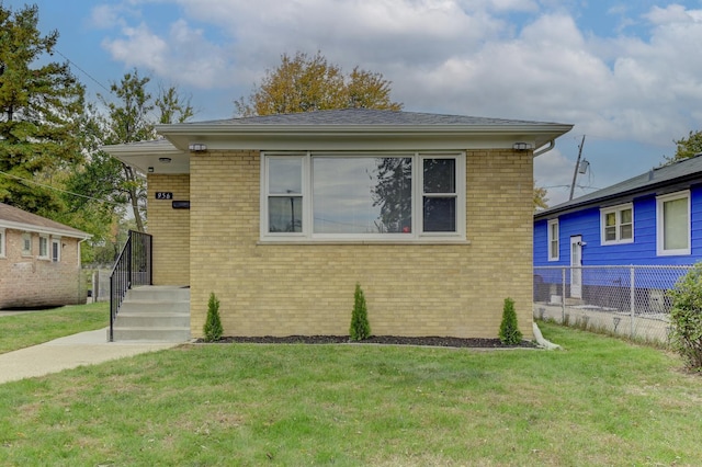 bungalow featuring a front lawn