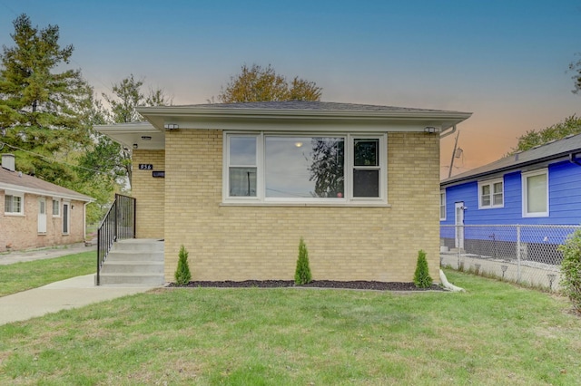 view of front facade with a yard